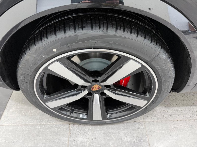 Porsche Cayenne Vehicle Full-screen Gallery Image 8