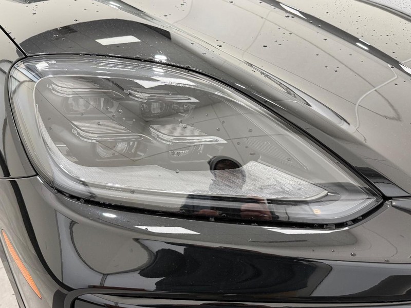 Porsche Cayenne Vehicle Full-screen Gallery Image 11