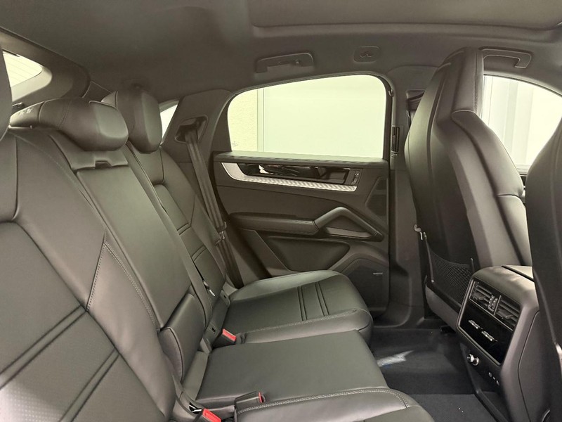 Porsche Cayenne Vehicle Full-screen Gallery Image 13