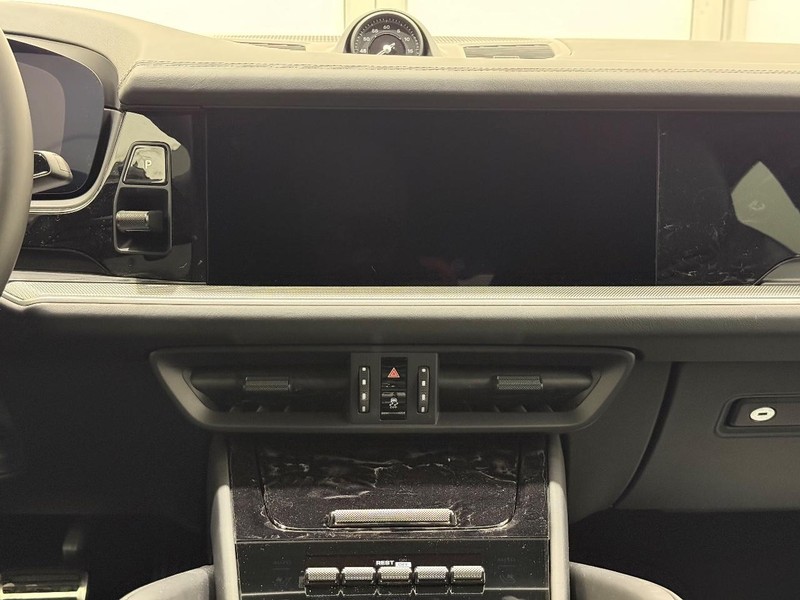 Porsche Cayenne Vehicle Full-screen Gallery Image 15