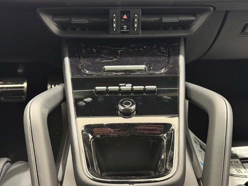 Porsche Cayenne Vehicle Full-screen Gallery Image 17