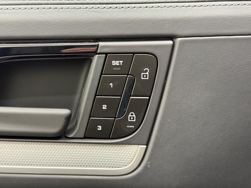 Porsche Cayenne Vehicle Full-screen Gallery Image 19