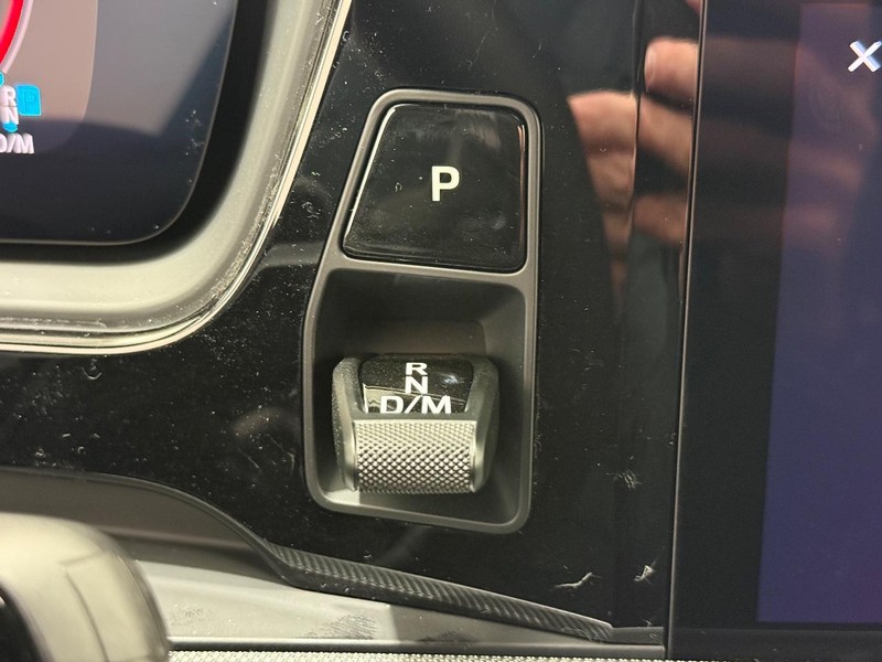 Porsche Cayenne Vehicle Full-screen Gallery Image 23