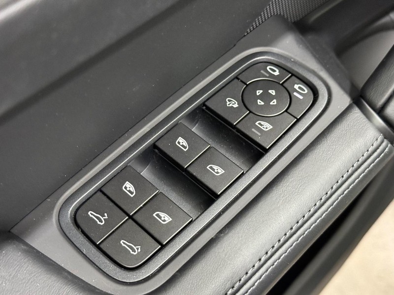 Porsche Cayenne Vehicle Full-screen Gallery Image 25