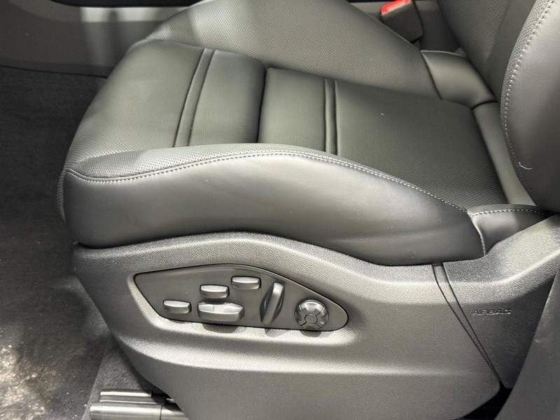 Porsche Cayenne Vehicle Full-screen Gallery Image 26