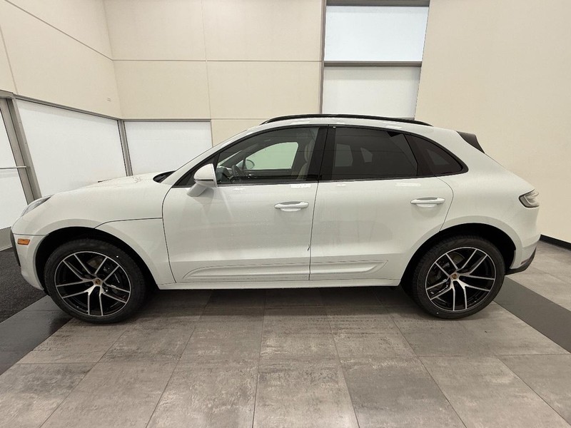 Porsche Macan Vehicle Full-screen Gallery Image 2