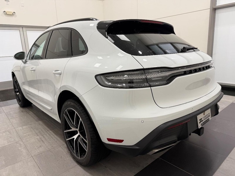 Porsche Macan Vehicle Full-screen Gallery Image 3