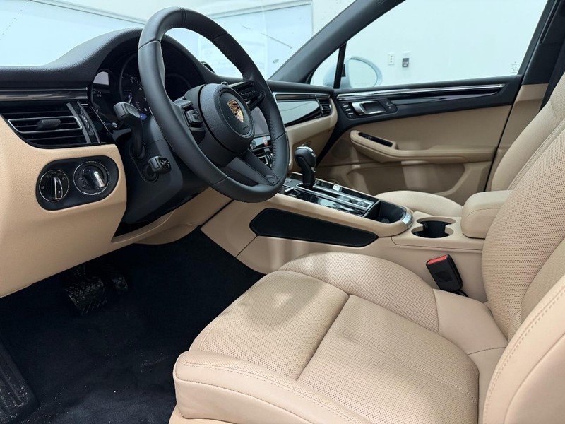 Porsche Macan Vehicle Full-screen Gallery Image 4