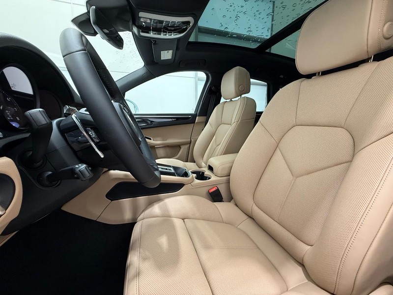 Porsche Macan Vehicle Full-screen Gallery Image 5