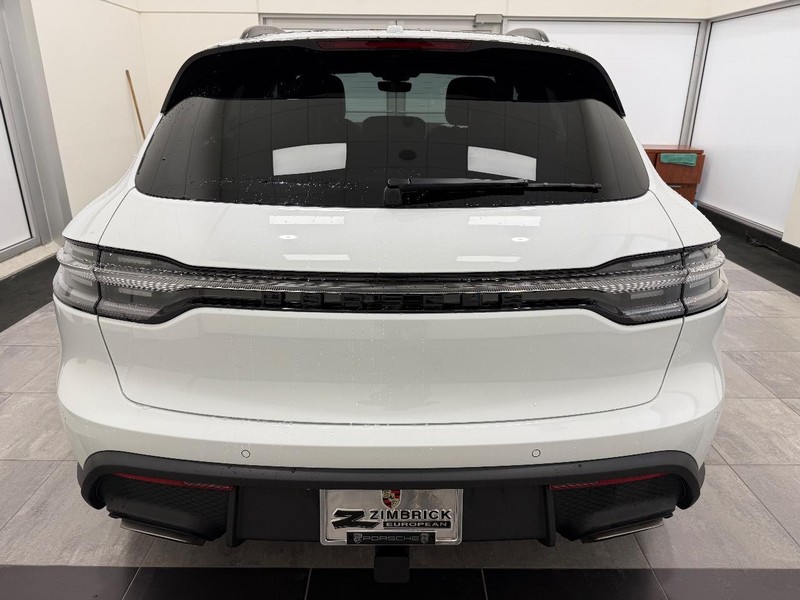 Porsche Macan Vehicle Full-screen Gallery Image 6