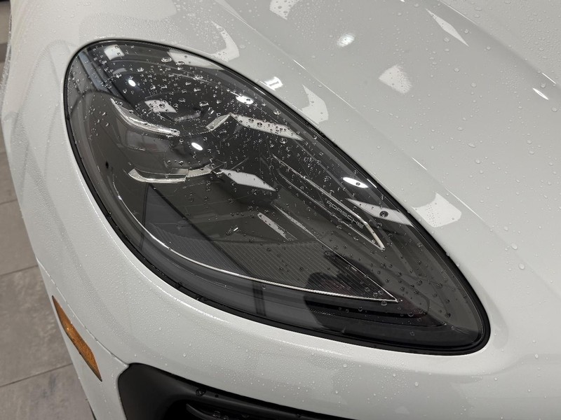 Porsche Macan Vehicle Full-screen Gallery Image 11