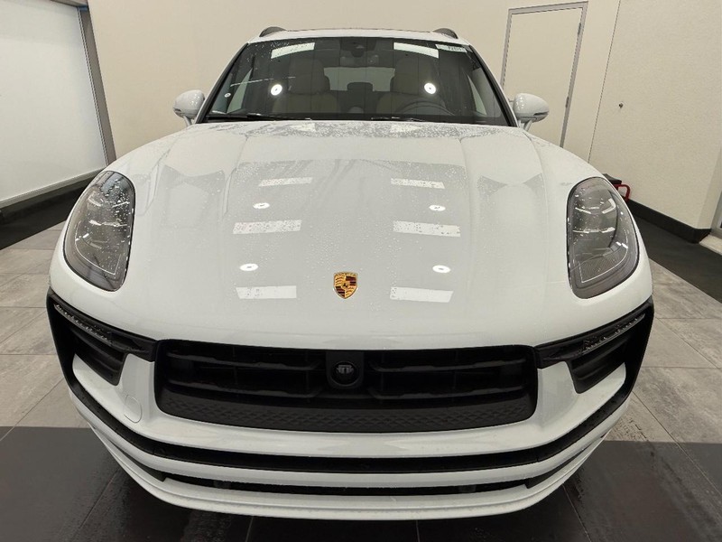 Porsche Macan Vehicle Full-screen Gallery Image 12