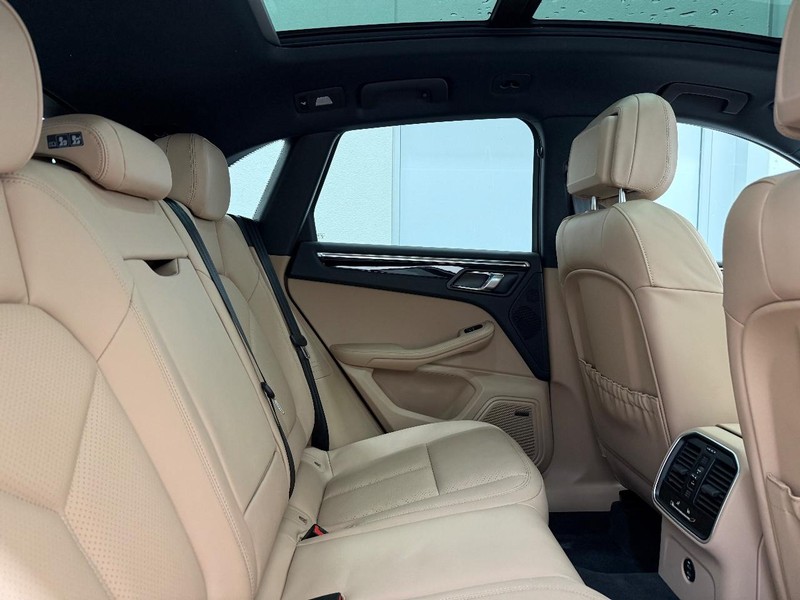 Porsche Macan Vehicle Full-screen Gallery Image 13