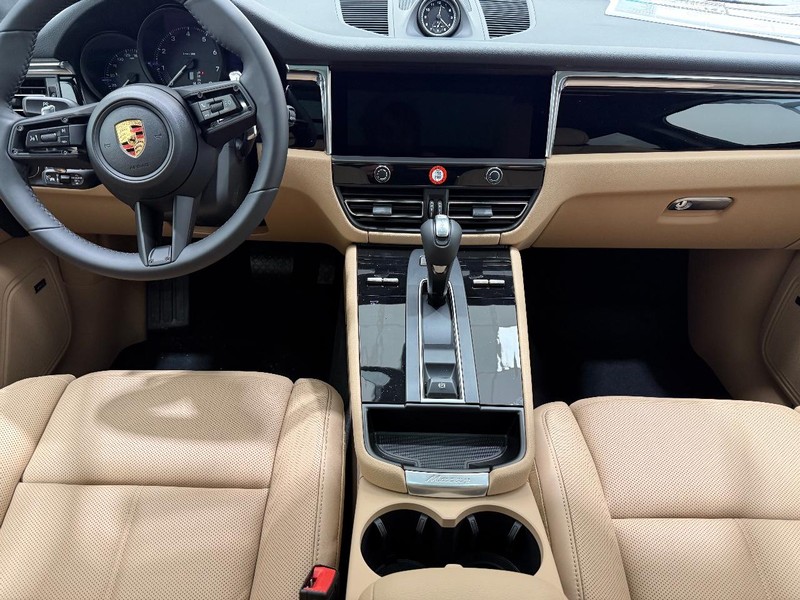 Porsche Macan Vehicle Full-screen Gallery Image 14