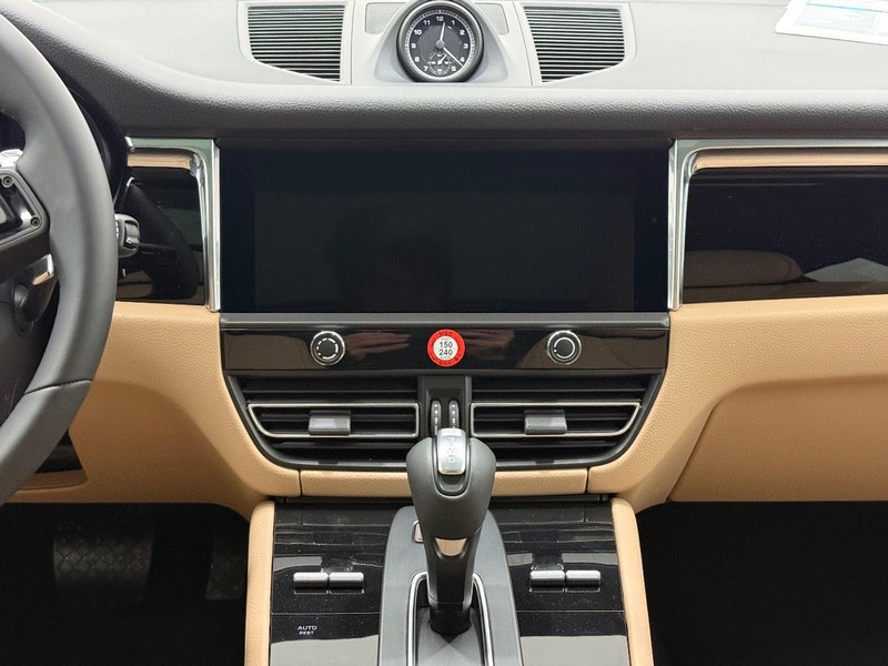 Porsche Macan Vehicle Full-screen Gallery Image 15