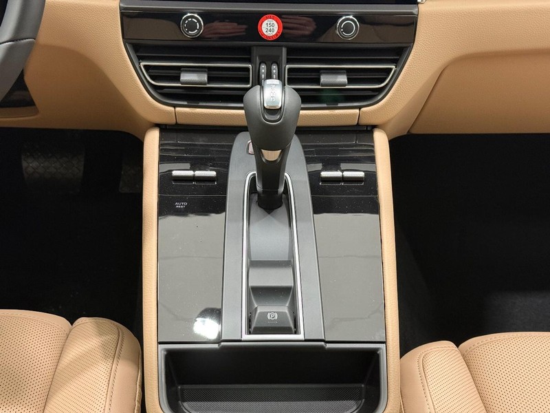 Porsche Macan Vehicle Full-screen Gallery Image 16
