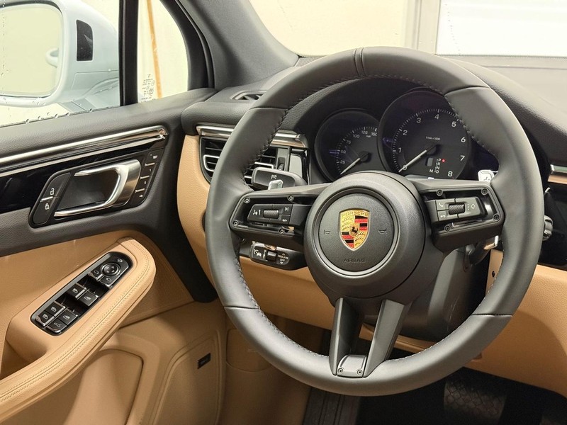 Porsche Macan Vehicle Full-screen Gallery Image 17