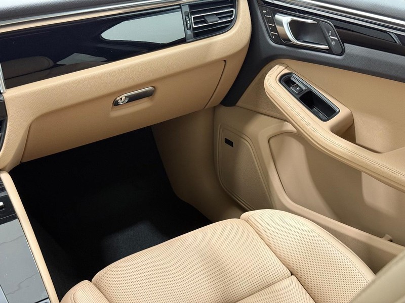 Porsche Macan Vehicle Full-screen Gallery Image 18