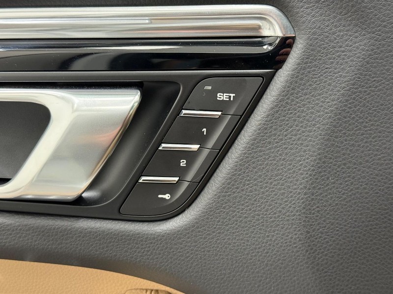 Porsche Macan Vehicle Full-screen Gallery Image 19