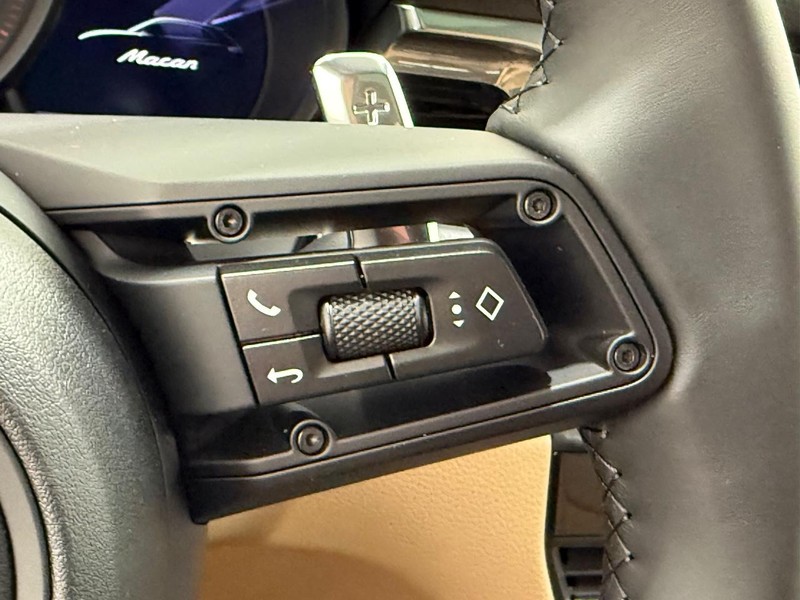 Porsche Macan Vehicle Full-screen Gallery Image 21