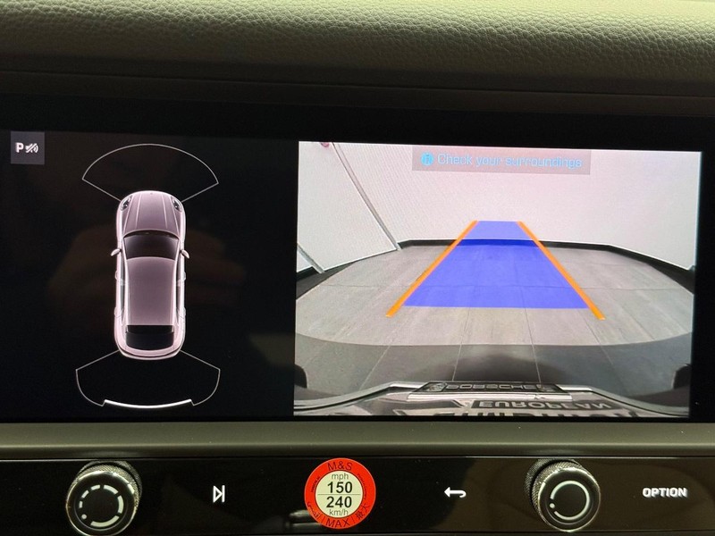 Porsche Macan Vehicle Full-screen Gallery Image 22