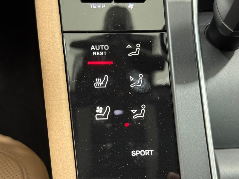 Porsche Macan Vehicle Full-screen Gallery Image 23