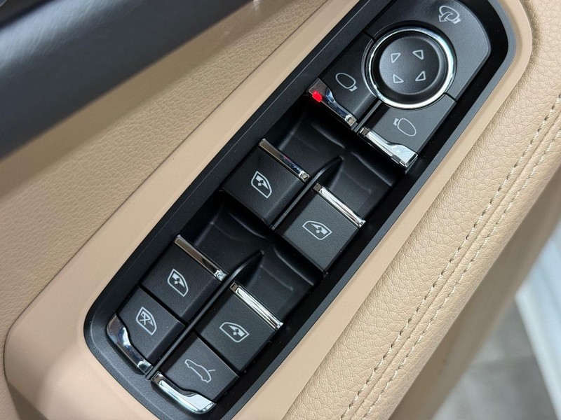 Porsche Macan Vehicle Full-screen Gallery Image 24