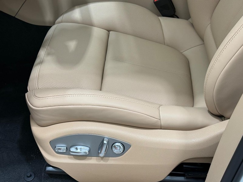 Porsche Macan Vehicle Full-screen Gallery Image 25