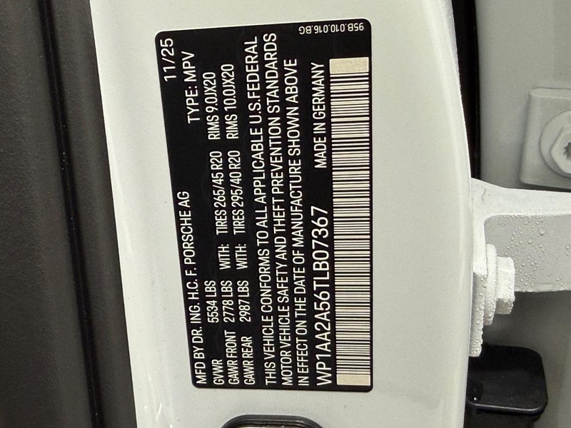 Porsche Macan Vehicle Full-screen Gallery Image 26