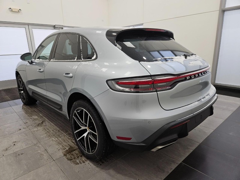 Porsche Macan Vehicle Full-screen Gallery Image 3