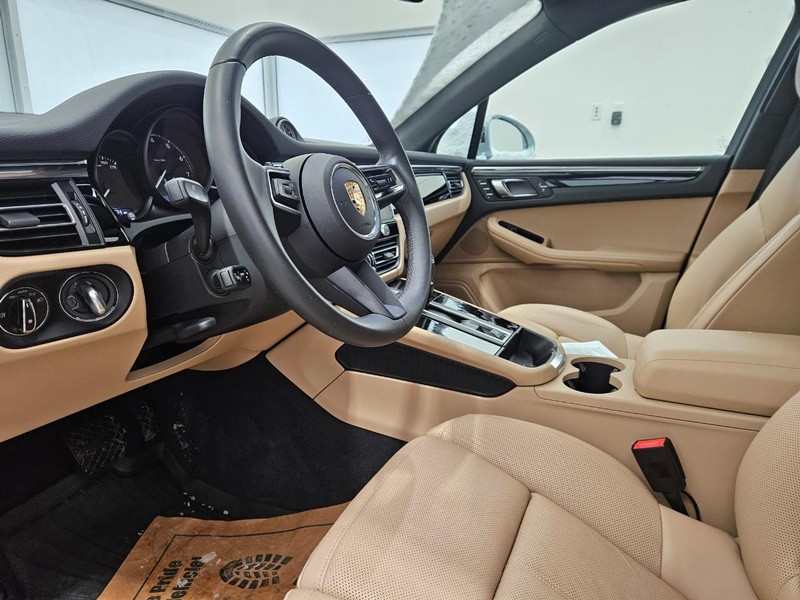 Porsche Macan Vehicle Full-screen Gallery Image 4