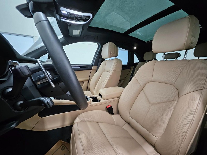 Porsche Macan Vehicle Full-screen Gallery Image 5