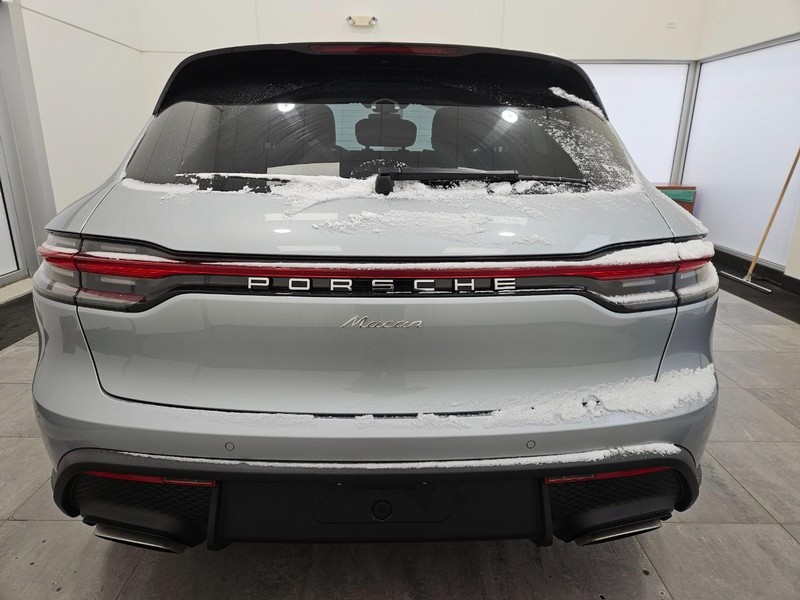 Porsche Macan Vehicle Full-screen Gallery Image 6