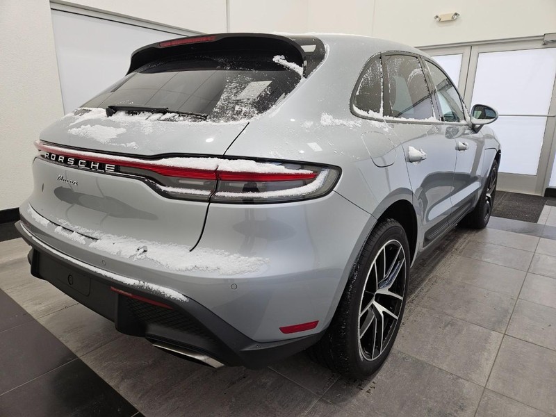 Porsche Macan Vehicle Full-screen Gallery Image 7