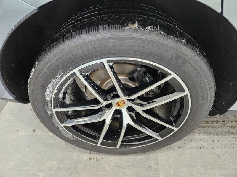 Porsche Macan Vehicle Full-screen Gallery Image 8