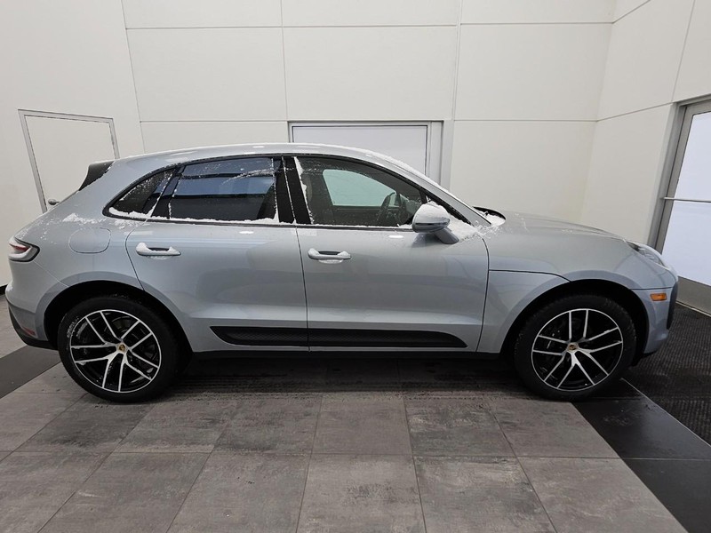 Porsche Macan Vehicle Full-screen Gallery Image 9