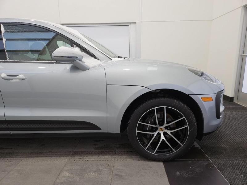 Porsche Macan Vehicle Full-screen Gallery Image 10