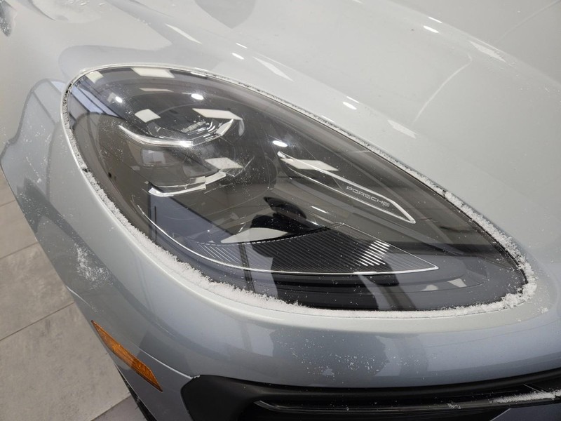 Porsche Macan Vehicle Full-screen Gallery Image 11