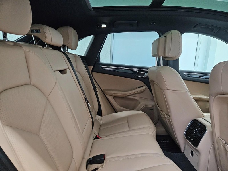Porsche Macan Vehicle Full-screen Gallery Image 12
