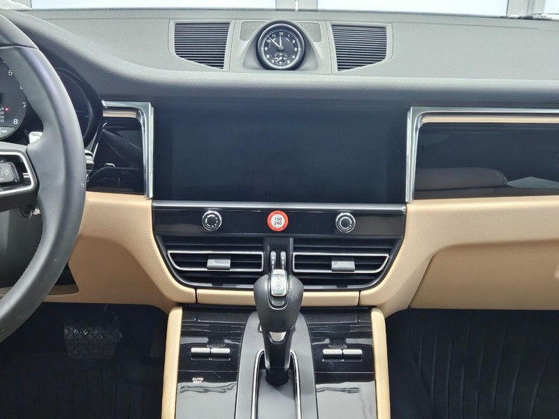 Porsche Macan Vehicle Full-screen Gallery Image 14