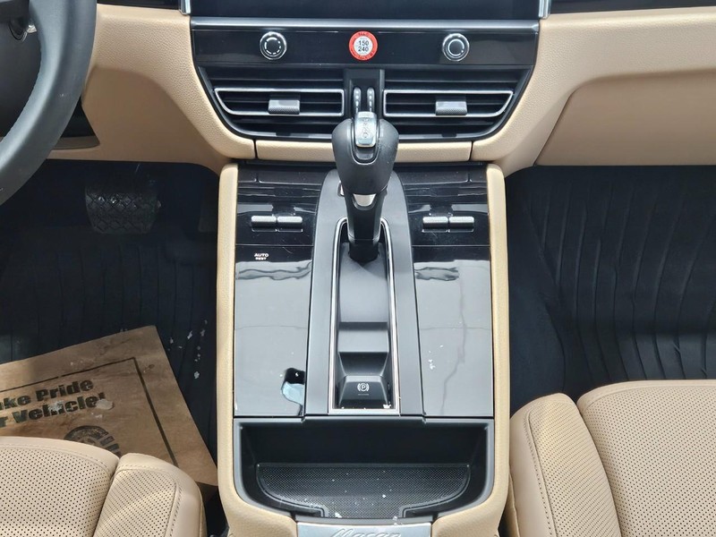 Porsche Macan Vehicle Full-screen Gallery Image 15