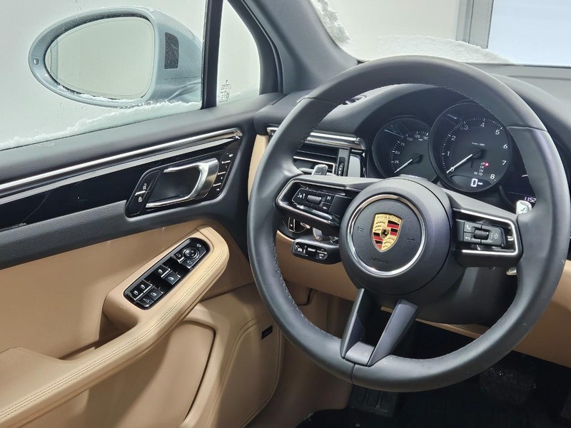 Porsche Macan Vehicle Full-screen Gallery Image 16