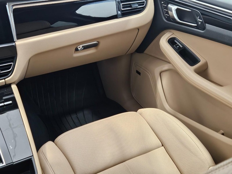 Porsche Macan Vehicle Full-screen Gallery Image 17