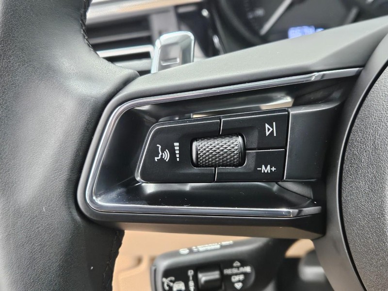 Porsche Macan Vehicle Full-screen Gallery Image 19