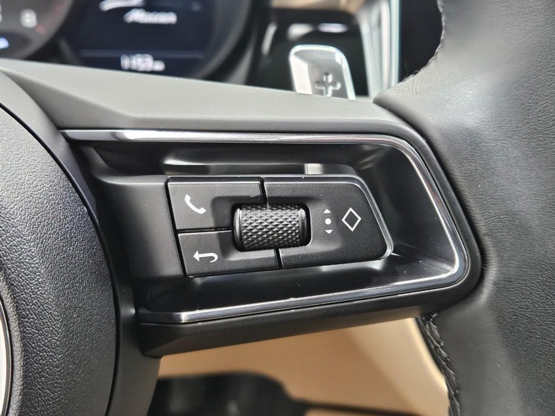 Porsche Macan Vehicle Full-screen Gallery Image 20