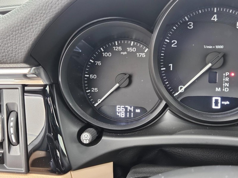 Porsche Macan Vehicle Full-screen Gallery Image 21