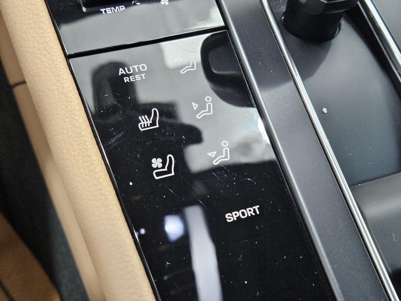 Porsche Macan Vehicle Full-screen Gallery Image 23