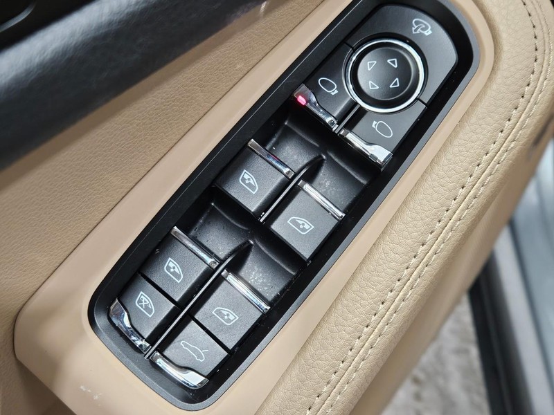 Porsche Macan Vehicle Full-screen Gallery Image 24