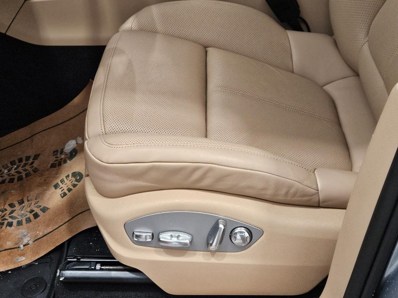 Porsche Macan Vehicle Full-screen Gallery Image 25