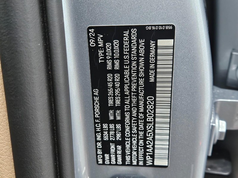 Porsche Macan Vehicle Full-screen Gallery Image 26